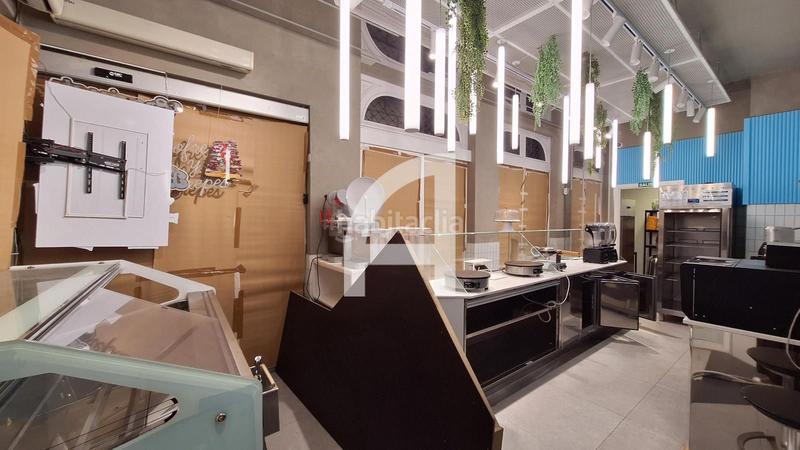 Foto 1fc5fc28-7c36-46d6-b1d2-d0324b192f92. Traspaso local comercial local esquinero muy turístico junto a la ramblas con licencia en Barcelona