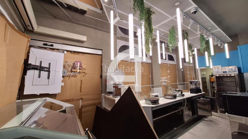 Foto 3389b8c4-3e23-47ee-887c-a467934aa9f9. Traspaso local comercial local esquinero muy turístico junto a la ramblas con licencia en Barcelona
