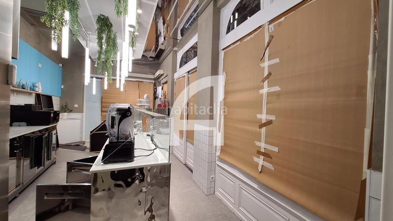 Foto 65790ff2-3975-4b8a-96ef-cf983911aa0d. Traspaso local comercial local esquinero muy turístico junto a la ramblas con licencia en Barcelona