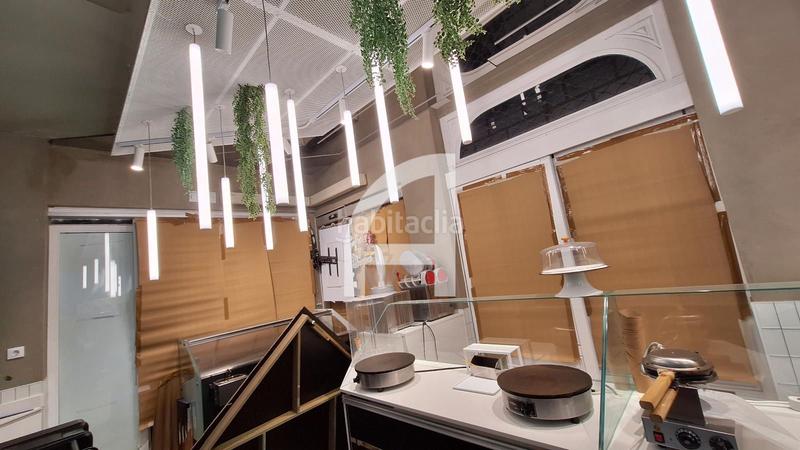 Foto 68e9e988-7e6b-48fc-be76-6b9f1a27113e. Traspaso local comercial local esquinero muy turístico junto a la ramblas con licencia en Barcelona