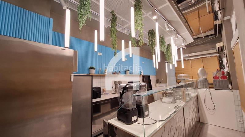 Foto aaedd116-5f4b-4077-aa47-bb37ee638912. Traspaso local comercial local esquinero muy turístico junto a la ramblas con licencia en Barcelona