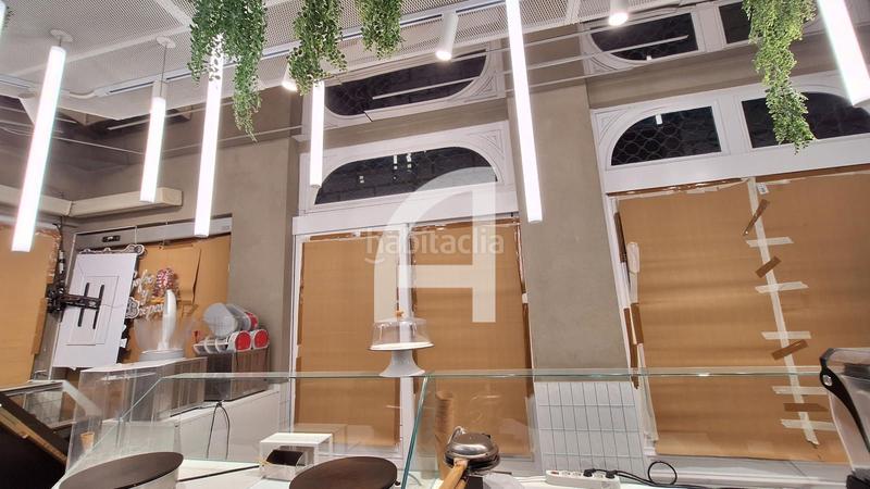 Foto d11f9529-51e7-421a-b315-4f170e1c4b3f. Traspaso local comercial local esquinero muy turístico junto a la ramblas con licencia en Barcelona