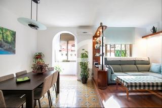 Appartement  Carrer regent mendieta. Amplio piso en finca con ascensor en zona de les corts