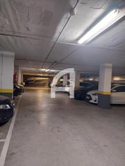 Aparcament cotxe  Teodora lamadrid. Plaza de aparcamiento para coche mediano