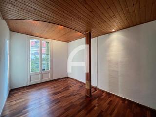 Rent Studio  Carrer del comte urgell. Con ascensor y servicio de portería