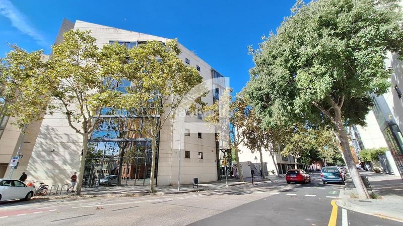 Foto 18c020f6-69fd-49f9-9ce2-e84991a728fa. Alquiler oficina gran local esquinero con luz natural en Barcelona
