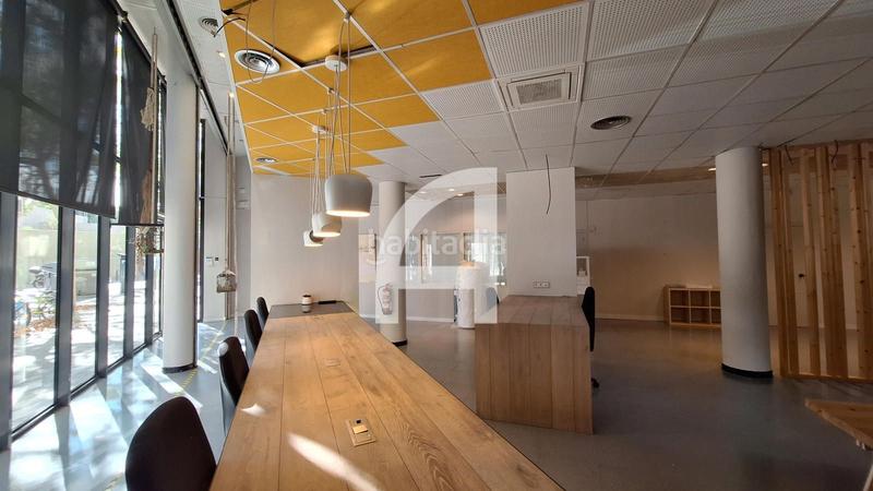 Foto 1b55b80a-3a7d-457e-b517-6b334f827796. Alquiler oficina gran local esquinero con luz natural en Barcelona