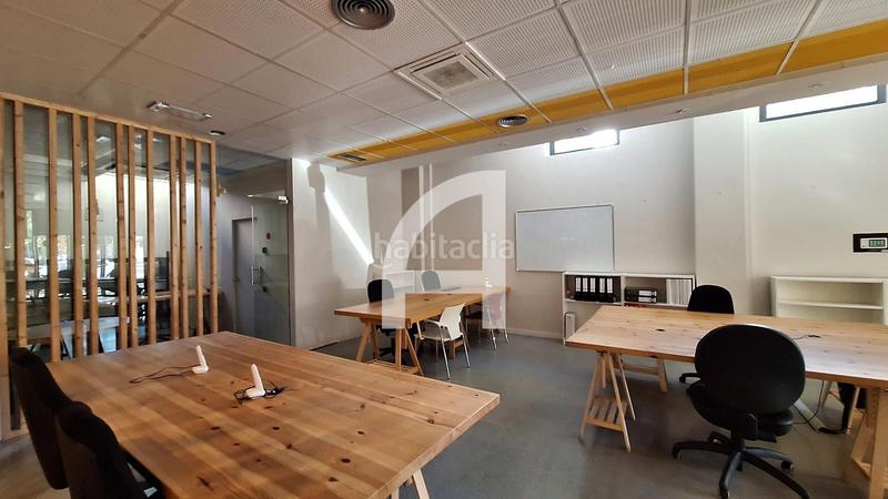 Foto 3ea43c4f-a746-49f7-8e68-61e3c7bc0f08. Alquiler oficina gran local esquinero con luz natural en Barcelona