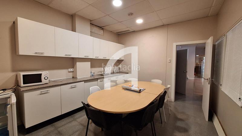 Foto 92fb9668-3407-4e44-af51-cfea9323bcff. Alquiler oficina gran local esquinero con luz natural en Barcelona