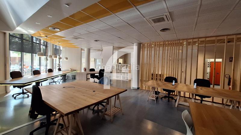 Foto 9ecd3536-7d74-43e2-af1b-0b7c63f2e3a9. Alquiler oficina gran local esquinero con luz natural en Barcelona