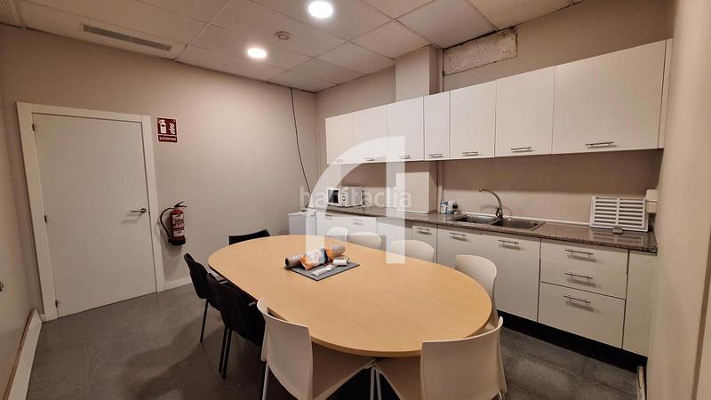 Foto c9a4ed1b-8635-4451-9fd8-d801a5f2e733. Alquiler oficina gran local esquinero con luz natural en Barcelona