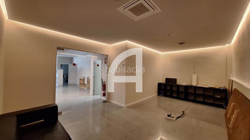 Foto cd8265e8-4957-474b-b15d-c9c46a609ffa. Alquiler oficina gran local esquinero con luz natural en Barcelona