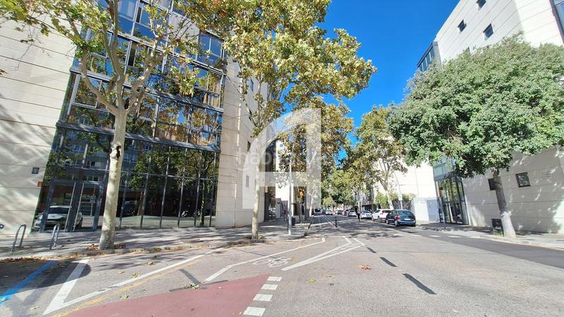Foto e9cfe107-2071-45a2-9310-74e2a895701e. Alquiler oficina gran local esquinero con luz natural en Barcelona