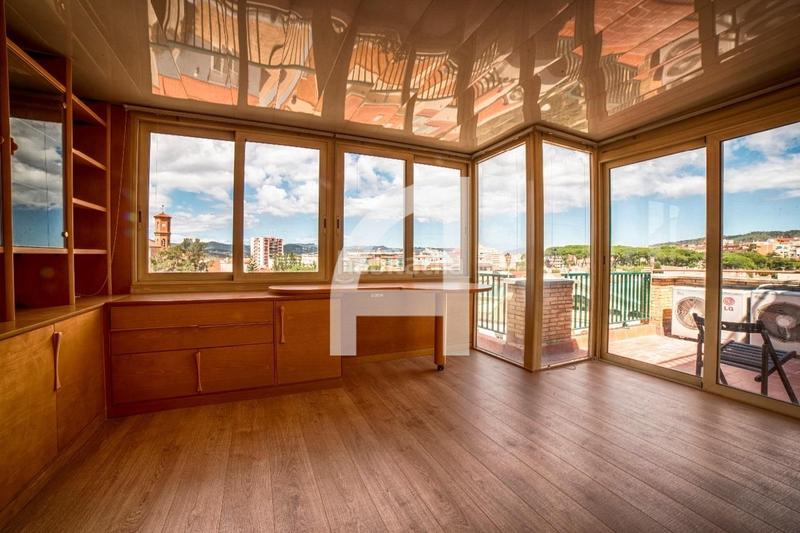 Foto 3da386c9-bc2c-4f7f-ad1e-8bd1c83caed4. Attico con riscaldamento parcheggio in Centre-Can Nadal Sant Feliu de Llobregat