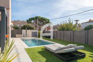 Casa adosada en Fenals. Excepcional casa en venta en platja daro