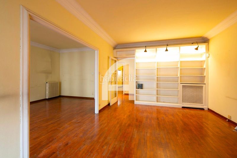 Piso en zona exclusiva con servicio de conserjería en Barcelona - Imagen 3