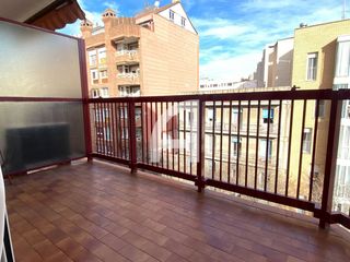 Lloguer Pis  Joan güell. Amplio piso en el centro de les corts