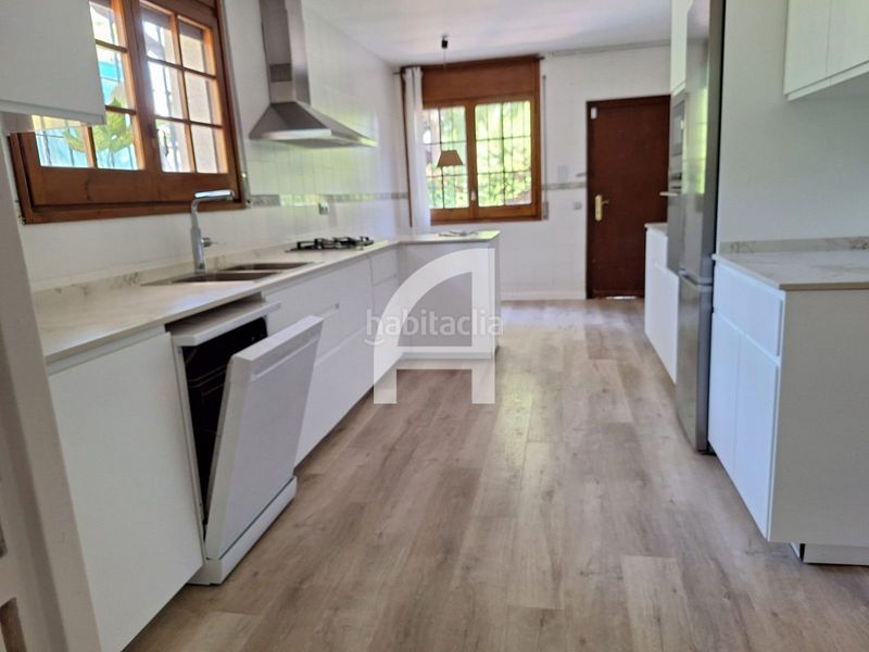 Foto 817d3dff-ae6f-4f2b-8659-d3902d115954. Casa amb calefacció aparcament piscina a Can Girona - Terramar - Vinyet Sitges