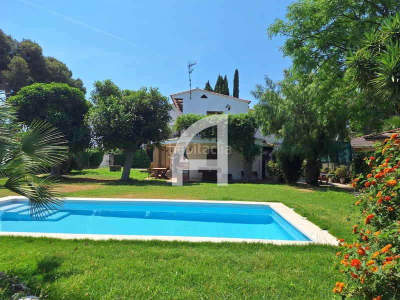 Foto 89d393bb-66b2-4e3a-919f-77ef694efe22. Casa amb calefacció aparcament piscina a Can Girona - Terramar - Vinyet Sitges
