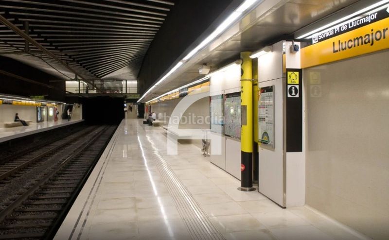 Foto 900b9999-d1a1-4454-88eb-16e40c58ca79. Edifici a Turó de la Peira Barcelona