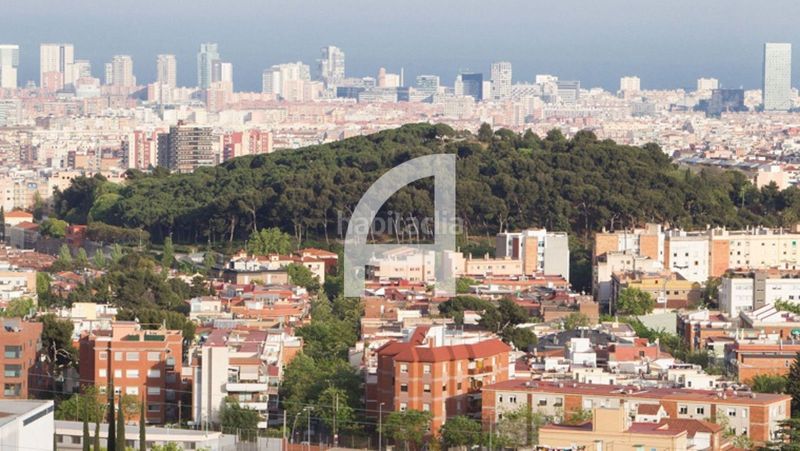 Foto 92f184d9-f6f3-4523-b091-031ffaaf0db2. Edifici a Turó de la Peira Barcelona