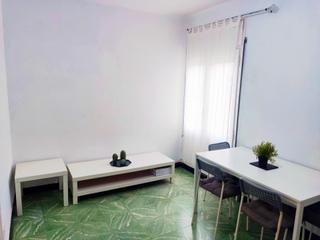 Appartement  Carrer d'amadeu. Piso de 2 habitaciones con muy buena ubicación