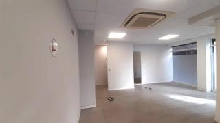 Lloguer Local Comercial a Sarrià. Local esquinero en sarriá en zona comercial