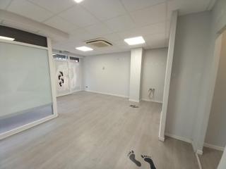 Lloguer Local Comercial a Sarrià. Local esquinero en sarriá en zona comercial