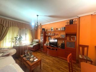 Etagenwohnung in Valdepeñas. Piso en venta en centro, 3 dormitorios.