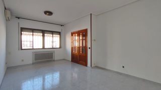 House in Valdepeñas. Casa en venta en barrio de los llanos, 4 dormitorios.
