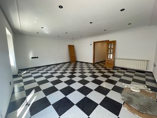 Maison à Valdepeñas. Casa en venta en convento, 5 dormitorios.