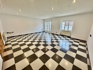 Casa a Valdepeñas. Casa en venta en convento, 5 dormitorios.