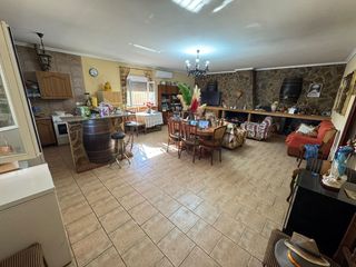 Country house in Valdepeñas. Casa de campo en venta en carretera infantes, 4 dormitorios.