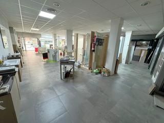 Lloguer Local Comercial a Valdepeñas. Local com. en alquiler en centro, 1 despacho.