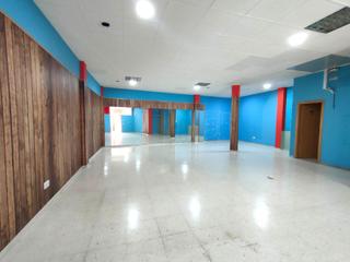 Location Local commercial à Valdepeñas. Local en alquiler en 1 de julio, 2 dormitorios.