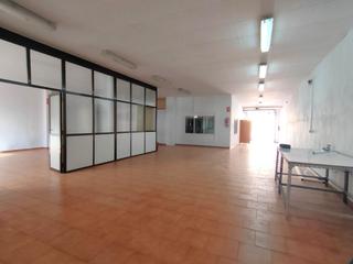 Local commercial à Valdepeñas. Local en venta en convento, 3 dormitorios.