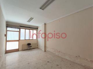 Local commercial à Valdepeñas. Local com. en venta en seis de junio, 3 despachos.