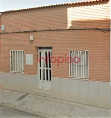Casa in Valdepeñas. Casa en venta en paseo de la estación, 2 dormitorios.