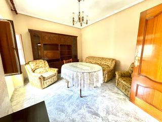 Haus in Valdepeñas. Casa en venta en convento, 4 dormitorios.