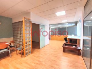 Affitto Ufficio in Valdepeñas. Oficina en alquiler en seis de junio, 3 dormitorios.