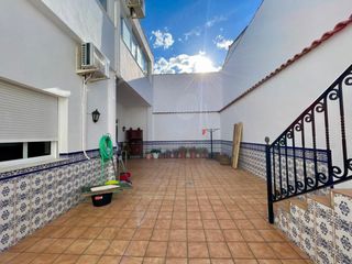 House in Valdepeñas. Casa en venta en barrio de los llanos, 5 dormitorios.