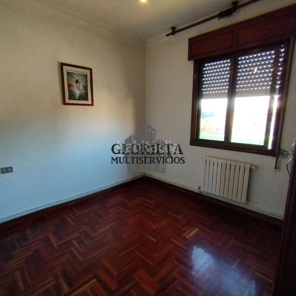 Foto c385fcc7-7159-4c9b-ae70-11aed5462621. House with heating parking in Valadares - Beade Vigo