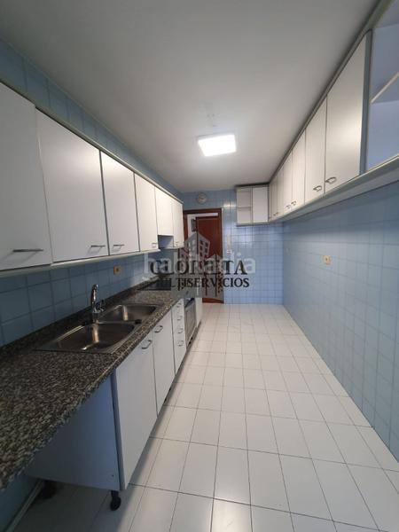 Foto 64eb77e3-bc6e-4fc2-bd00-60bb83d47325. Flat with heating parking in Centro - Areal Vigo