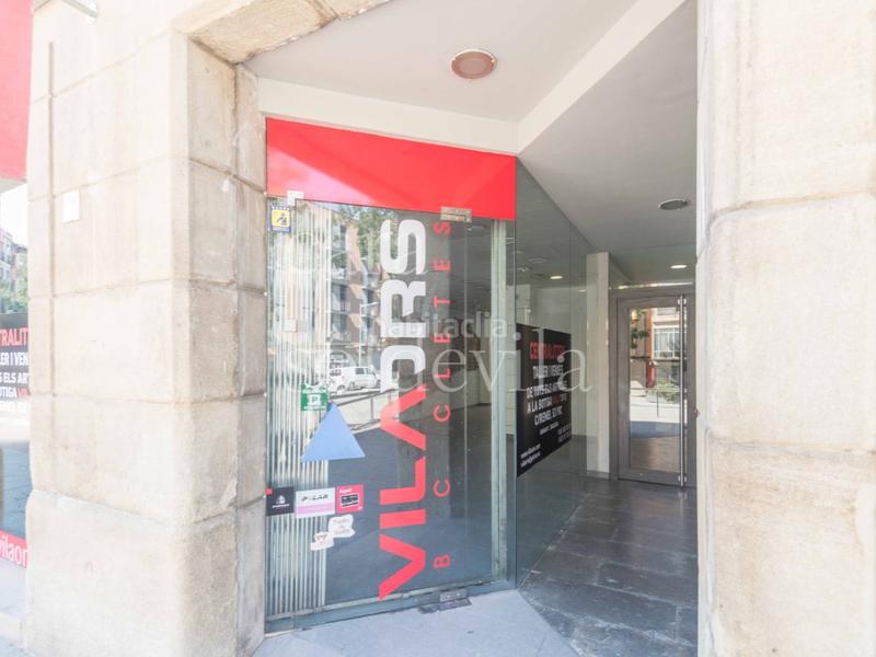 Foto e13762b5-0f28-45f4-992f-594b8d6b4cc2. Lloguer local comercial a Centre Vic