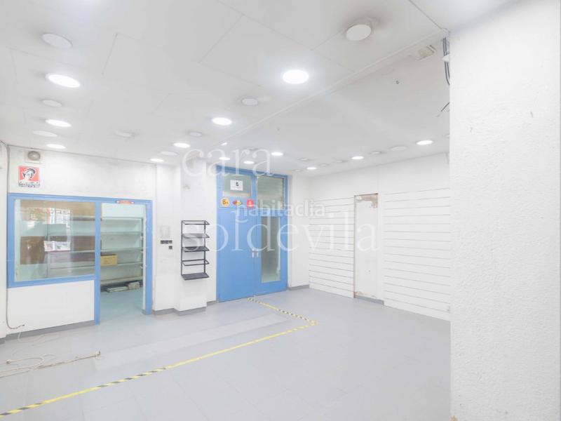Foto a27cba2a-dad3-49b8-9a49-42af54631f5b. Location local commercial dans Centre Vic