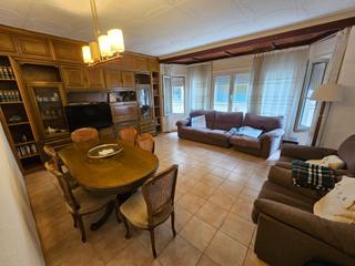 Casa a Calella. Edificio en venta con local comercial en la mejor zona de la cal