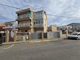 Edifici a Santa Perpètua de Mogoda. Edificio con 6 pisos en venta en santa perpetua de mogoda