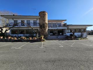 Edifici a Massanes. Gran restaurante con edificios anexos en venta en massanes