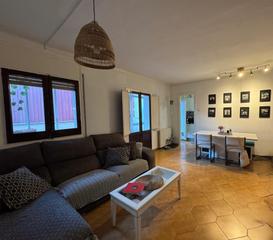 Maison à Barri Mion - Puigberenguer. Casa de 3 plantas en rentabilidad en venta en manresa