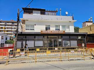 Edifici a Calella. Edificio con local comercial céntrico en venta en calella, barce